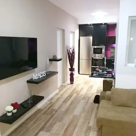 Spacious In Palmas Air Conditioned 80 M² Parking